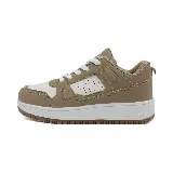 Championes urbanos color beige con detalles en blanco, cordones blancos y suela marrón.