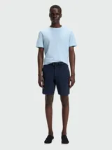 Shorts de vestir para hombre, color azul marino, de corte recto y largo por encima de la rodilla. Presenta cierre frontal con botón y cremallera, y bolsillos laterales y traseros.