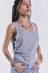 Musculosa gris de morley con cuello redondo y sisas amplias.