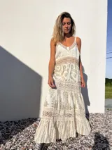 Vestido largo de estilo bohemio, color crudo con detalles dorados y crochet.