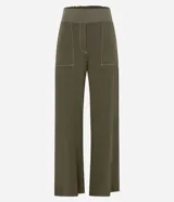 Pantalón pantalona color verde militar, de algodón, con cintura elástica, bolsillos laterales y pespuntes contrastantes.
