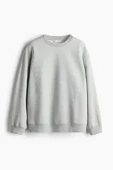Buzo gris de corte amplio, con cuello redondo y mangas largas.