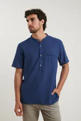 Camisa de manga corta color amarillo, con cuello mao y botones de coco.