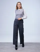 Pantalón wide leg color gris con pinzas y corte holgado.