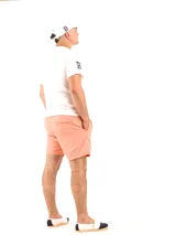 Short de baño amarillo con cintura elástica y logo pequeño en la pierna.