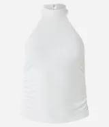 Blusa blanca sin mangas con cuello alto halter, botón en la parte de atrás del cuello, fruncidos laterales y efecto brilloso.