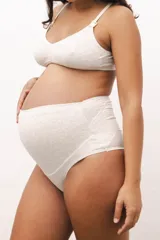 Bombacha maternal negra de algodón con faja delantera y cintura elástica en la parte trasera.