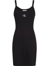 Vestido negro de canalé con tirantes finos y logo de Calvin Klein Jeans en el pecho.