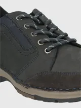 Zapato acordonado de cuero color marrón con suela de goma.