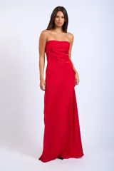 Vestido largo de satén rojo, corte recto y sin mangas.