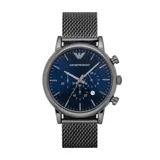 Reloj Emporio Armani modelo AR1979, con caja de acero inoxidable gris de 46mm y esfera azul con subesferas de cronógrafo y ventana de fecha. Correa de malla de acero inoxidable gris oscuro con cierre desplegable.