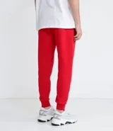 Pantalón jogger rojo de algodón con ajuste en los tobillos, bolsillos laterales con cierre y cintura elástica.