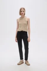 Musculosa de tejido crochet color beige con cuello redondo y sisas con terminación acanalada.