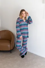 Buzo a rayas horizontales color beige y marrón, de viscosa, con cuello redondo y mangas largas.