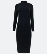 Vestido midi negro de tejido de punto acanalado, con cuello alto y mangas largas.