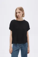 Remera negra de corte holgado y mangas cortas.