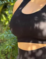 Conjunto deportivo color lila compuesto por top corto con breteles anchos y calzas cortas de tiro alto.