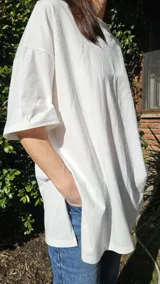Remera negra de algodón, corte amplio, cuello redondo y mangas cortas.