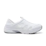 Zapato tipo slip-on blanco, diseñado para enfermeras, con capellada de material sintético y paneles laterales de malla transpirable. Posee suela gruesa y amortiguada con detalles en gris claro.