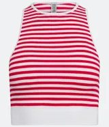 Musculosa cropped de punto acanalado con rayas horizontales rojas y blancas, cuello redondo y sisas con ribete blanco.