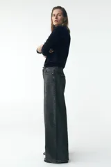 Pantalón de jean azul de corte ancho, tiro alto y efecto lavado.