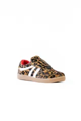 Zapatillas de cuero color tostado, con diseño deportivo y suela de 2 cm.