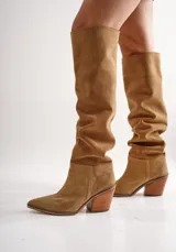 Botas texanas de caña alta, confeccionadas en cuero y gamuza de alta calidad, con un taco de 9 cm y diseño versátil.