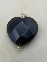 Gargantilla de terciopelo color borgoña con dije en forma de corazón facetado color borgoña.