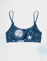 Top deportivo azul con estampado de lunas, estrellas y constelaciones, con tirantes finos regulables.