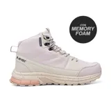 Bota de trekking Hi-Tec Dune color beige con detalles en rosa y suela con tecnología memory foam.