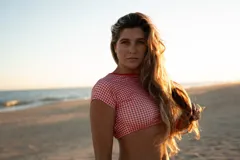 Conjunto de bikini rojo y blanco a cuadros vichy, compuesto por un corpiño triangular con tirantes finos y espalda con lazo, y una bombacha con tiras laterales ajustables.