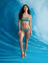 Top de bikini bandeau color negro, con tirantes finos removibles y copas removibles.