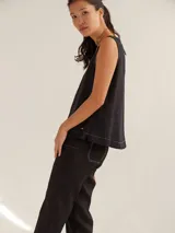 Musculosa color crema de lino, con escote en V y corte holgado.
