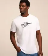 Remera blanca de corte recto y mangas cortas, con estampado de una guitarra eléctrica en el frente.