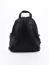 Mochila de tela color crema con bolsillo frontal con cordón ajustable, bolsillos laterales y correas de tela.