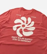 Remera masculina de algodón color coral, corte comfort, cuello redondo y manga corta. Estampa abstracta con texto en el frente.