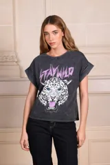 Remera negra de algodón con estampado de un tigre blanco y la frase "Stay Wild" en color lila.