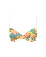 Top de bikini estampado con motivos florales en tonos naranja, verde, amarillo y celeste. Tiene breteles finos blancos y ribete blanco en el contorno del busto.