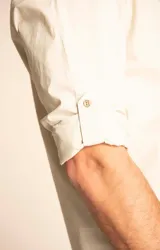 Camisa amarilla de algodón orgánico, manga larga con botones de madera, cuello italiano, calce regular, bolsillo de pecho con logo bordado.