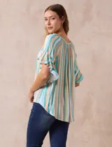 Blusa estampada de rayas verticales en tonos verde, celeste, amarillo y naranja, con cuello cuadrado, escote en V con aplique metálico y bordado con brillos. Tiene mangas cortas amplias y terminación con nudo en el ruedo.