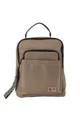 Mochila pequeña color marrón topo, con asa de mano superior, bolsillo frontal con cierre y correa de mano con estampado animal print.