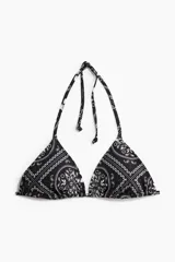 Top de bikini triangular negro con estampado de cachemira en blanco. Se ata al cuello y a la espalda.