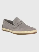 Mocasín gris de descarne con suela de goma y detalle de yute trenzado.