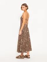 Vestido largo de algodón con estampado animal print y flores. Tiene breteles finos, espalda cavada, quillas en los laterales y se anuda en la espalda.