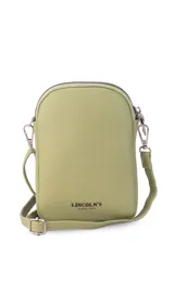 Bandolera pequeña de símil cuero color terracota, con solapa frontal y correa fina ajustable.