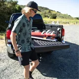 Camisa de manga corta color verde con estampado de cactus, serpientes y soles. Tiene cuello clásico y cierre con botones. Marca Roark, modelo Bless Up Trail.