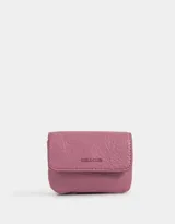 Billetera pequeña color rosa con textura tipo cuero croco y logo "Girls Club" en el frente.