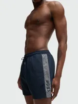 Shorts de baño azul marino con cintura elástica ajustable con cordón.