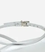 Sandalia plana plateada con tiras finas adornadas con strass y cierre de hebilla en el tobillo.