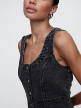 Vestido corto de jean negro con botones metálicos al frente, corte recto y cuello cuadrado.